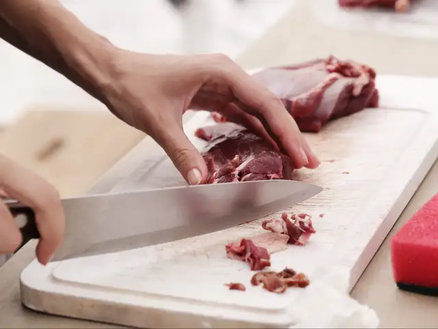 Krojenie mięsa w poprzek włókien: sekret kruchości i smaku