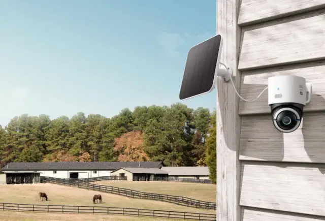 Kamera z panelem słonecznym zapewnia monitoring podwórka z końmi i stajniami.