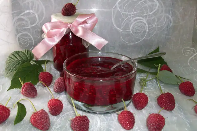 Słoik i miseczka z malinową frużeliną, ozdobione wstążką i świeżymi malinami. Idealne, by pokazać, jak zrobić frużelinę malinową.