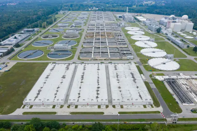 Oczyszczalnia Czajka, budowana przez konsorcjum firm, to ogromny kompleks z basenami i zbiornikami.