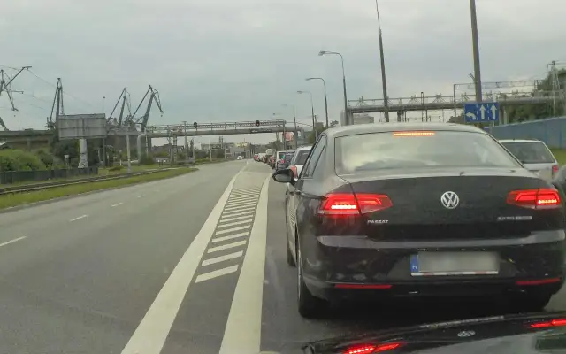 Strona kierowcy to lewa czy prawa? Odkryj, co musisz wiedzieć