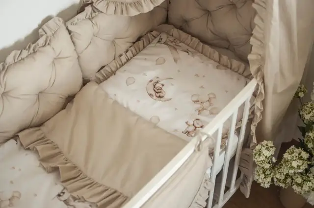Urocza wyprawka do łóżeczka z misiami, księżycem i balonami. Miękkie ochraniacze i pościel w pastelowych kolorach.
