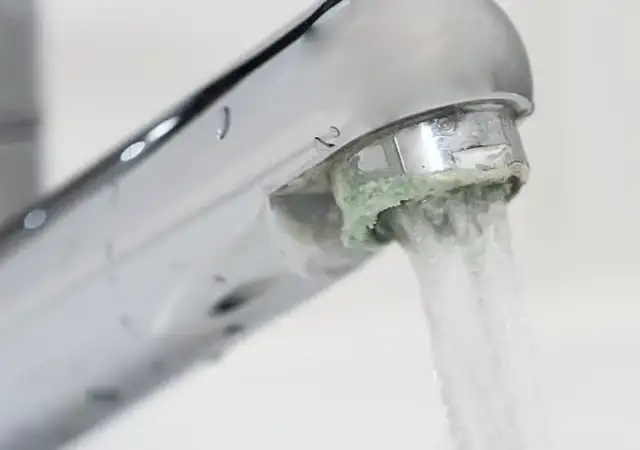 Jak skutecznie odkamienić sitko w kranie i uniknąć problemów z przepływem wody