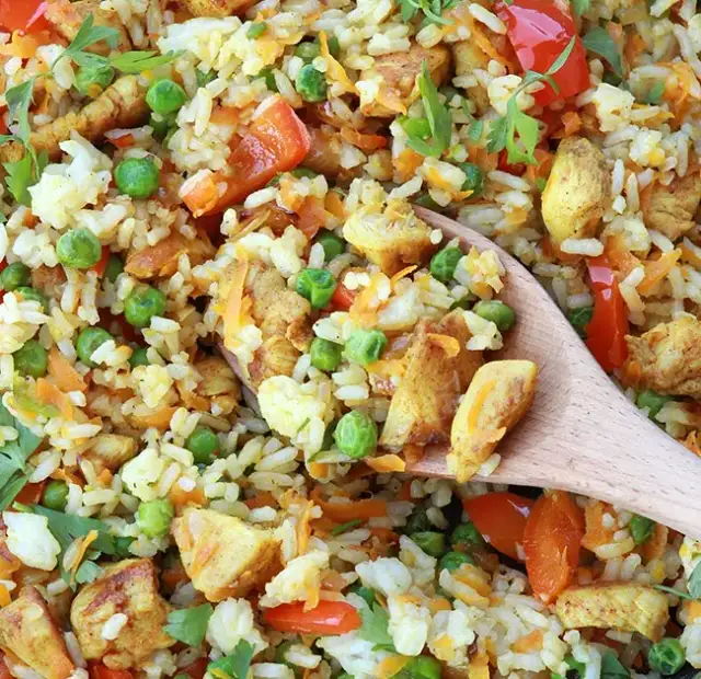 Zdrowy ryż z kurczakiem - przepis na smaczny i szybki obiad