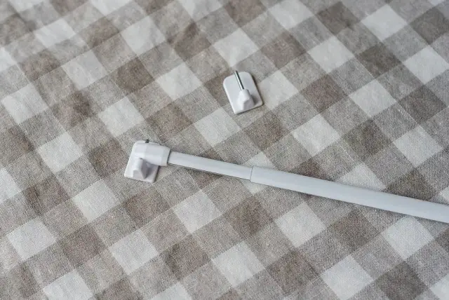 Jak zrobić zasłonkę do szafki DIY? Poradnik bez wiercenia