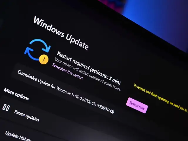 Ekran Windows Update z komunikatem "Restart required". Jeśli chcesz cofnąć aktualizację Windows 11, sprawdź opcje historii aktualizacji.