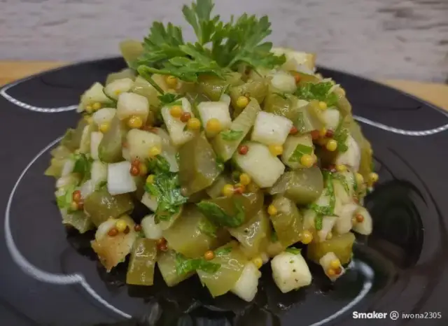 Chrupiąca surówka z kiszonych ogórków: przepis i sekrety smaku