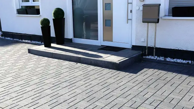 Jaką kostkę do białej elewacji wybrać, by uniknąć błędów?