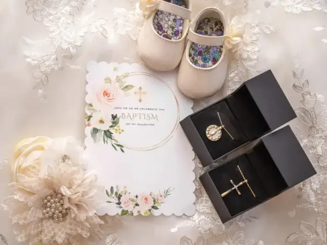 Najlepsze prezenty na chrzciny, które zachwycą rodziców i dziecko