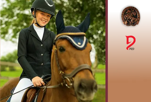 Uśmiechnięta młoda amazonka w stroju jeździeckim na koniu. Obok logo PZJ.