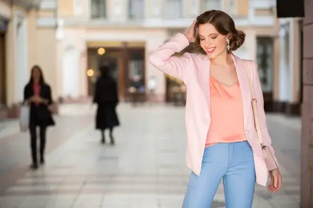 Styl casual co to znaczy i jak go nosić w codziennych stylizacjach