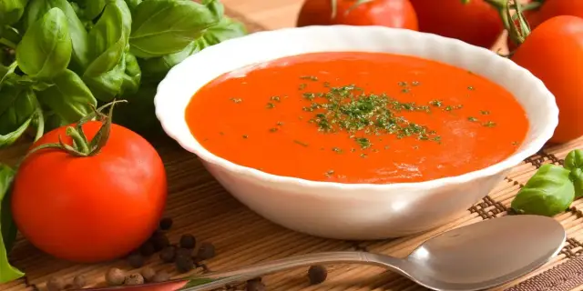 Idealna pomidorowa: Jak zabielić zupę bez zwarzenia?