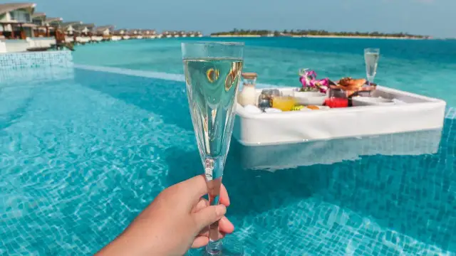 Jak przewieźć alkohol na Malediwy? Uniknij problemów z przepisami