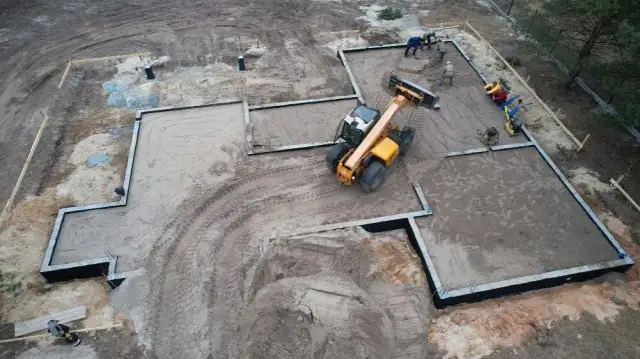 Czym zasypać fundamenty wewnątrz, aby uniknąć problemów z wilgocią?