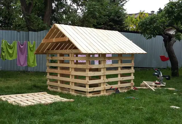 Jak zbudować domek z palet dla dzieci DIY - proste i tanie rozwiązania