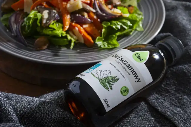 Olej sezamowy nierafinowany Otini świetnie podkreśli smak sałatki z pieczonych warzyw. Idealny do zimnych dań.