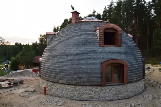 Dach jak czasza: zalety dachu kopułowego w architekturze i designie
