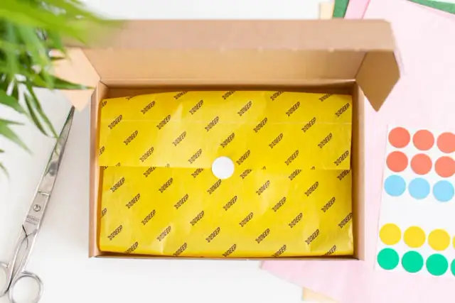 Zapisz instrukcję jak ozdobić pudełko na prezent w prosty sposób