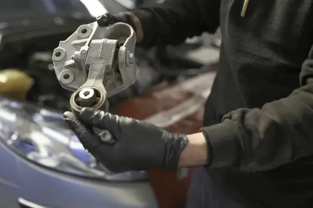 Ile trwa wymiana poduszki silnika? Sprawdź czynniki wpływające na czas