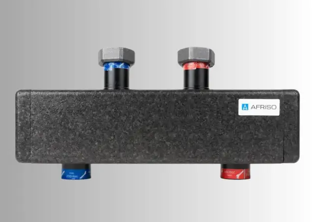 Izolowany rozdzielacz hydrauliczny z czterema przyłączami i logo AFRISO.