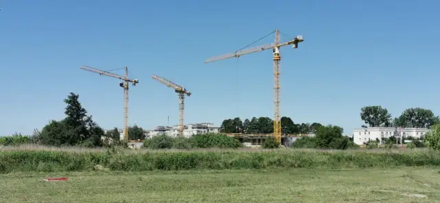 Dlaczego dźwig się nie przewraca? Kluczowe czynniki stabilności