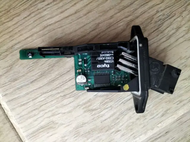 Elektronika sterująca szybą, która nie działa. Widoczny moduł z układami i złączami.