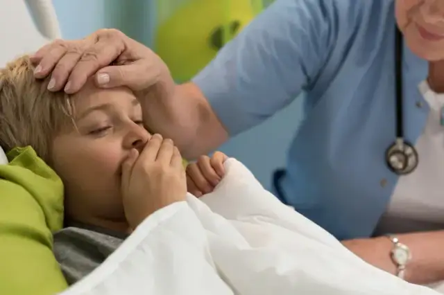 Nocny kaszel u dziecka: Jak szybko pomóc i kiedy do lekarza?