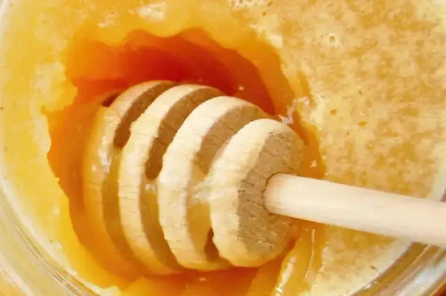 Jak skrystalizować miód i uniknąć jego zepsucia – proste metody