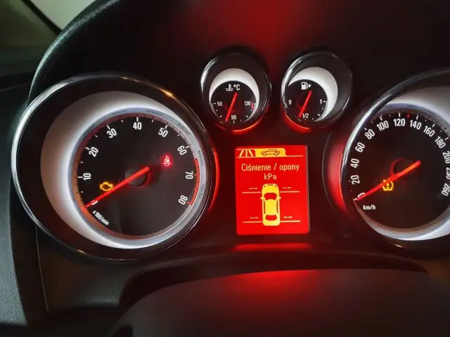 Jak zresetować czujnik ciśnienia w oponach Opel Astra K - proste kroki