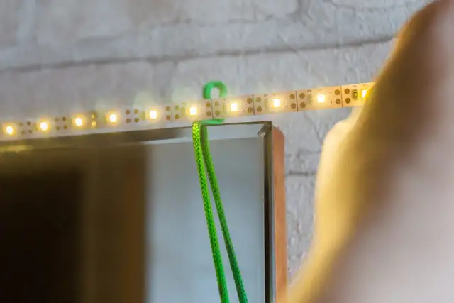 Stwórz lustro LED: Poradnik DIY, który odmieni Twoje wnętrze