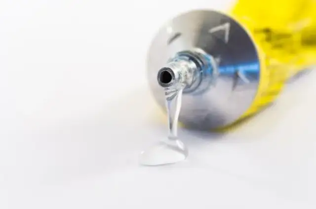 Jak usunąć klej z bluzy? Skuteczne metody krok po kroku