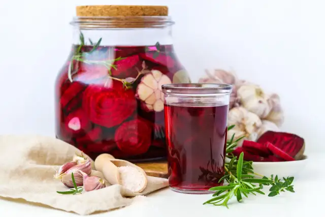 Jak zrobić zakwas na barszcz w 24 godziny? Szybki przepis