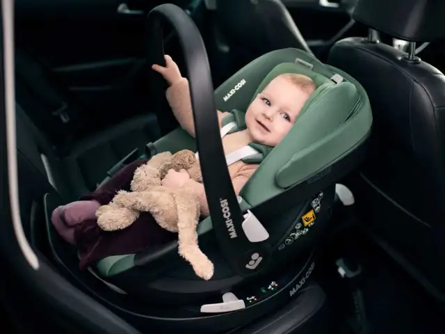 Kiedy dziecko może jechać z przodu? Przepisy, mity i mandaty