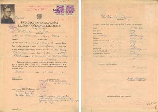 Duplikat świadectwa szkolnego: Kto podpisuje i jak go uzyskać?