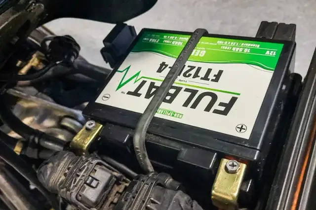 Jak wyjąć akumulator Honda Shadow 125 – krok po kroku bez problemów