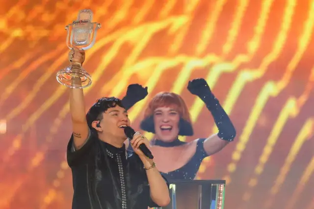 Loreen, która wygrała Eurowizję, świętuje triumf z trofeum.