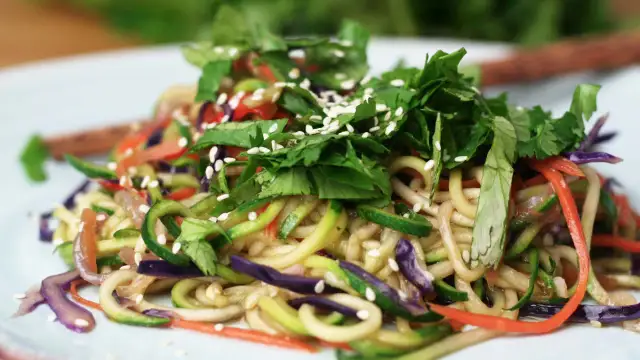 Makaron chow mein z warzywami: cukinią, marchewką, czerwoną kapustą i sezamem.