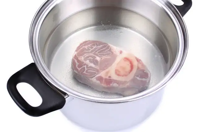 Rozmrażanie mięsa w ciepłej wodzie? Dlaczego to błąd!
