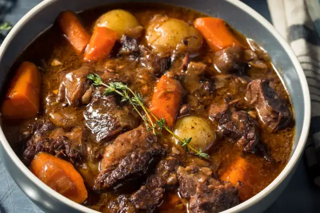 Co zrobić z gotowanej wołowiny? Pyszne przepisy, które zaskoczą!