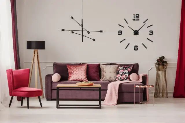 Zegar w salonie. Unikaj tych błędów przy wieszaniu!