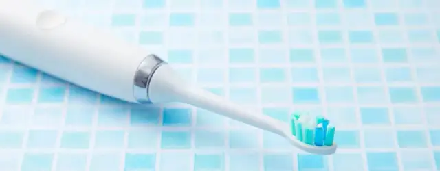 Jak wybrać szczoteczkę soniczną? Poradnik, ranking i opinie