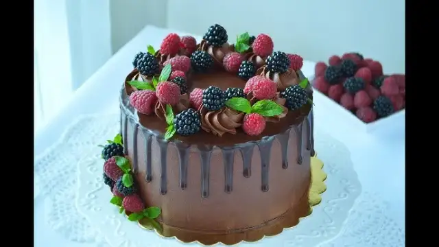 Tort drip cake dla chłopca - pomysły na wyjątkowe dekoracje i motywy