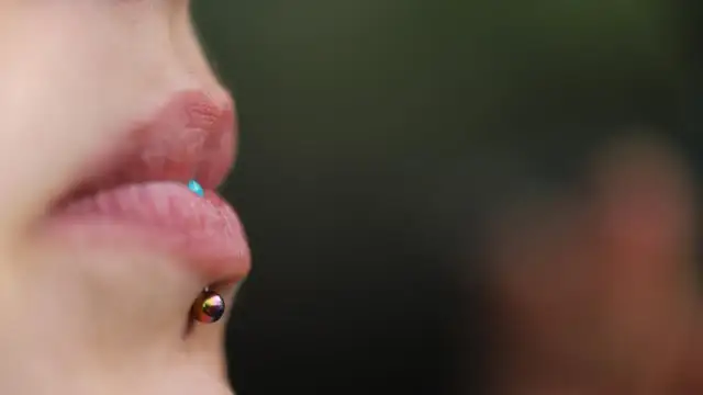 Ile kosztuje kolczyk nad ustami? Sprawdź ceny i ważne informacje