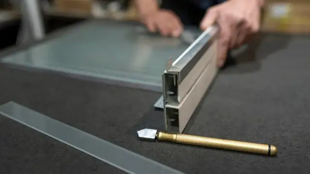 Jak skleić szkło z metalem?