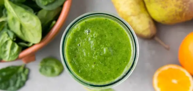 Oczyszczający koktajl ze szpinakiem, który wspiera zdrowie i detoksykację