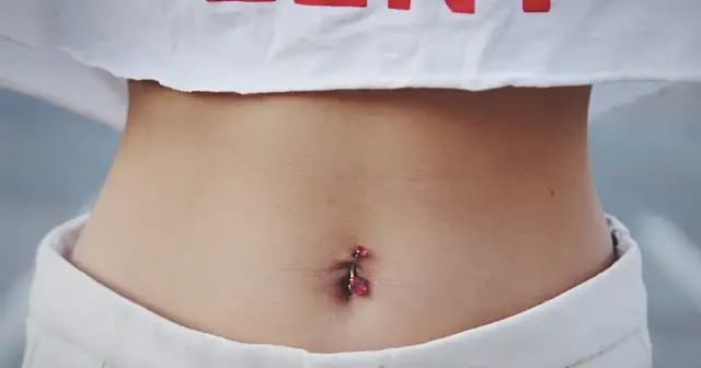 Kolczyk w pępku: Przewodnik po przekłuciu, bólu i gojeniu