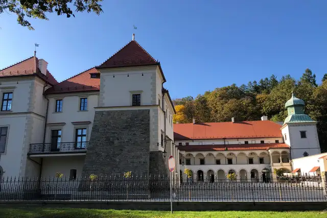 Sucha Beskidzka: Odkryj Mały Wawel i legendy Beskidów