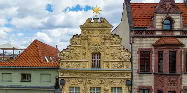 Bogato zdobiona kamienica pod gwiazdą, dawniej muzeum sztuki Dalekiego Wschodu, z datą 1697.