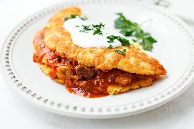 Placek po węgiersku: Jaka surówka? Sekrety idealnego balansu