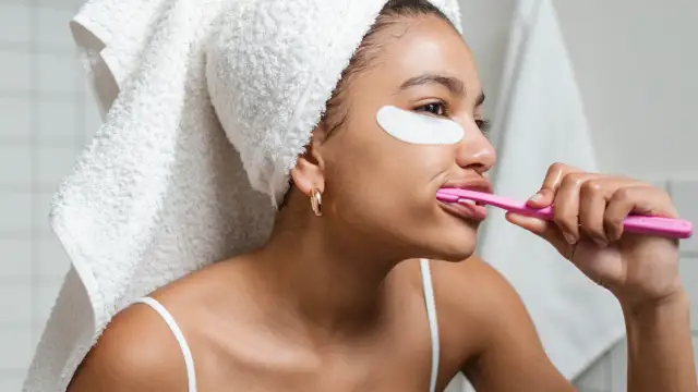 Pasta do zębów na pryszcze? Dlaczego szkodzi i co działa lepiej!